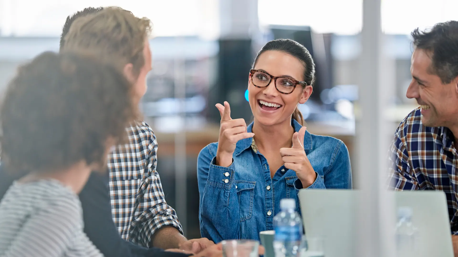 Equipo colaborando en oficina