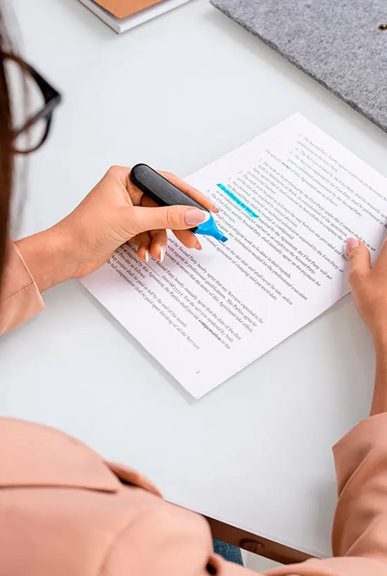 Subrayando documento con marcador